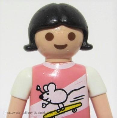 PLAYMOBIL figurka dítě bosá holčička Holka černovláska tričko kraťasy 