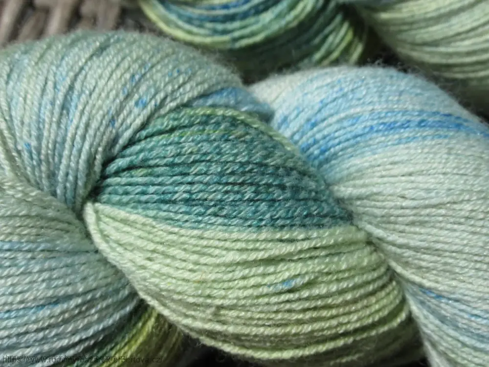 set č.2 II. jakost SLEVA 2x 100g / 550m Ručně barvená příze 44% merino / 22,5% bavlna / 22,5% polyamid / 11% hedvábí 