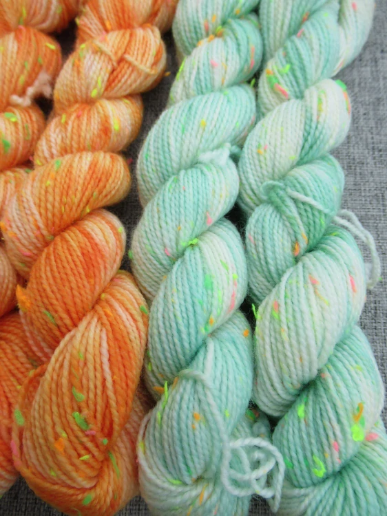 Set 120g / 6x mini přadénko Luxusní Anglická ponožková příze mix Merino Neon nopky č.6