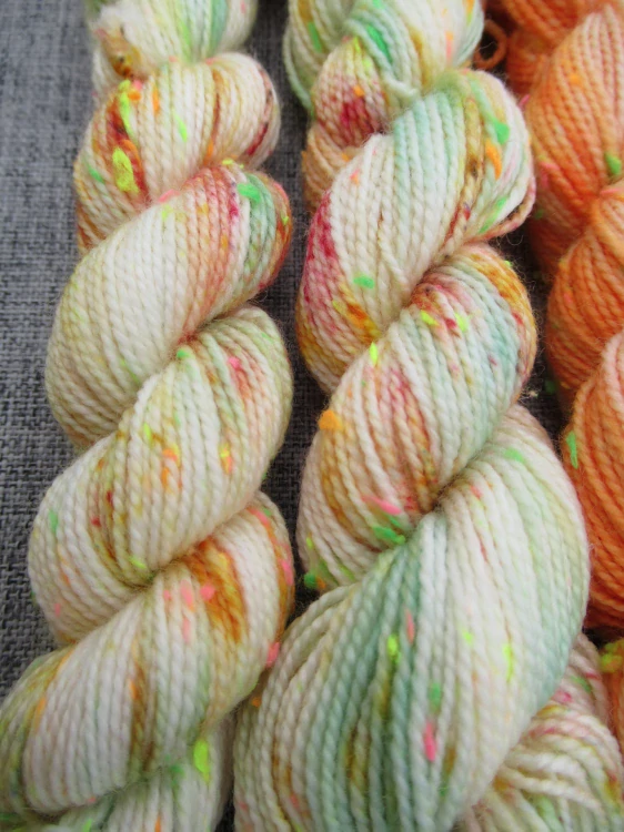 Set 120g / 6x mini přadénko Luxusní Anglická ponožková příze mix Merino Neon nopky č.6