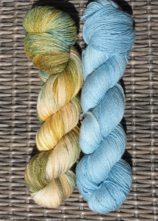 set č.4 II. jakost SLEVA 2x 100g / 550m Ručně barvená příze 44% merino / 22,5% bavlna / 22,5% polyamid / 11% hedvábí  Barvy šátku
