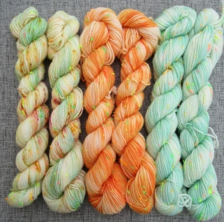 Set 120g / 6x mini přadénko Luxusní Anglická ponožková příze mix Merino Neon nopky č.6